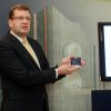 Latvijas Bankas Kases un naudas apgrozības pārvaldes vadītājs Jānis Blūms iepazīstina ar eiro monētu sākumkomplektiem
